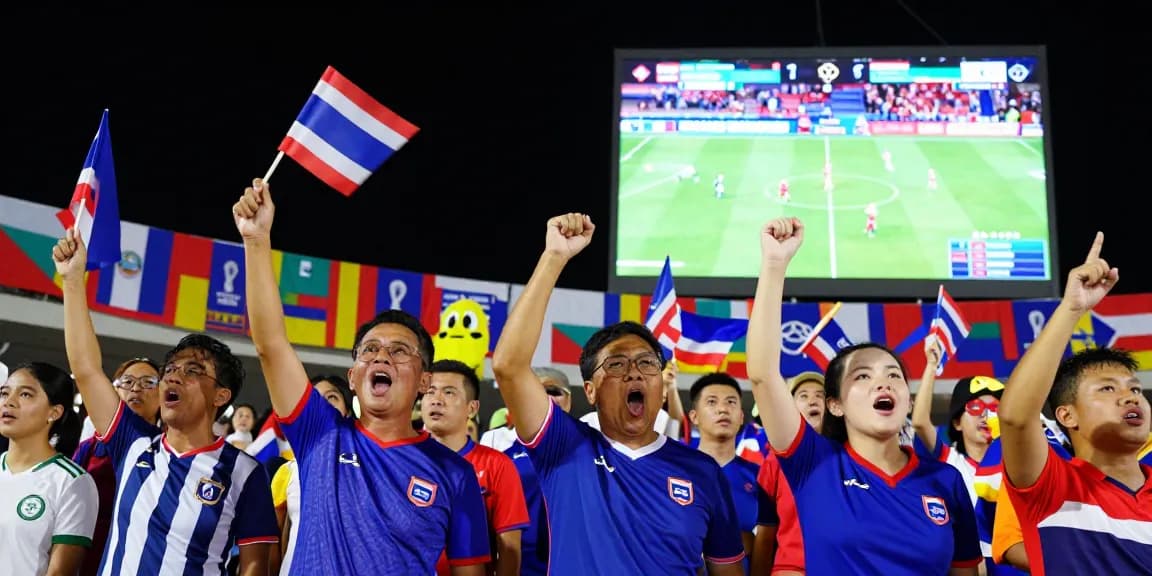 ติดตาม ราคาบอลโลกนัดชิง พร้อมแฟนบอลชาวไทยที่กำลังเชียร์ทีมในสนามฟุตบอล
